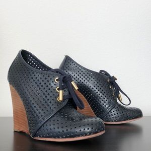TORY BURCH lace-up wedged. Navy blue. Size 6.